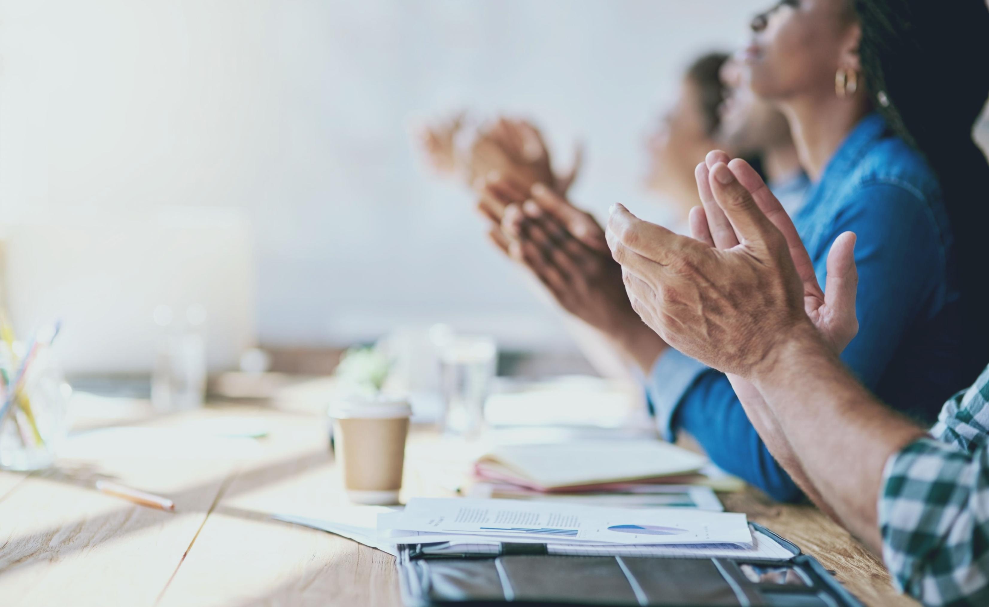 Arbeitsatmosphäre während einer Gruppenübung im Seminar
