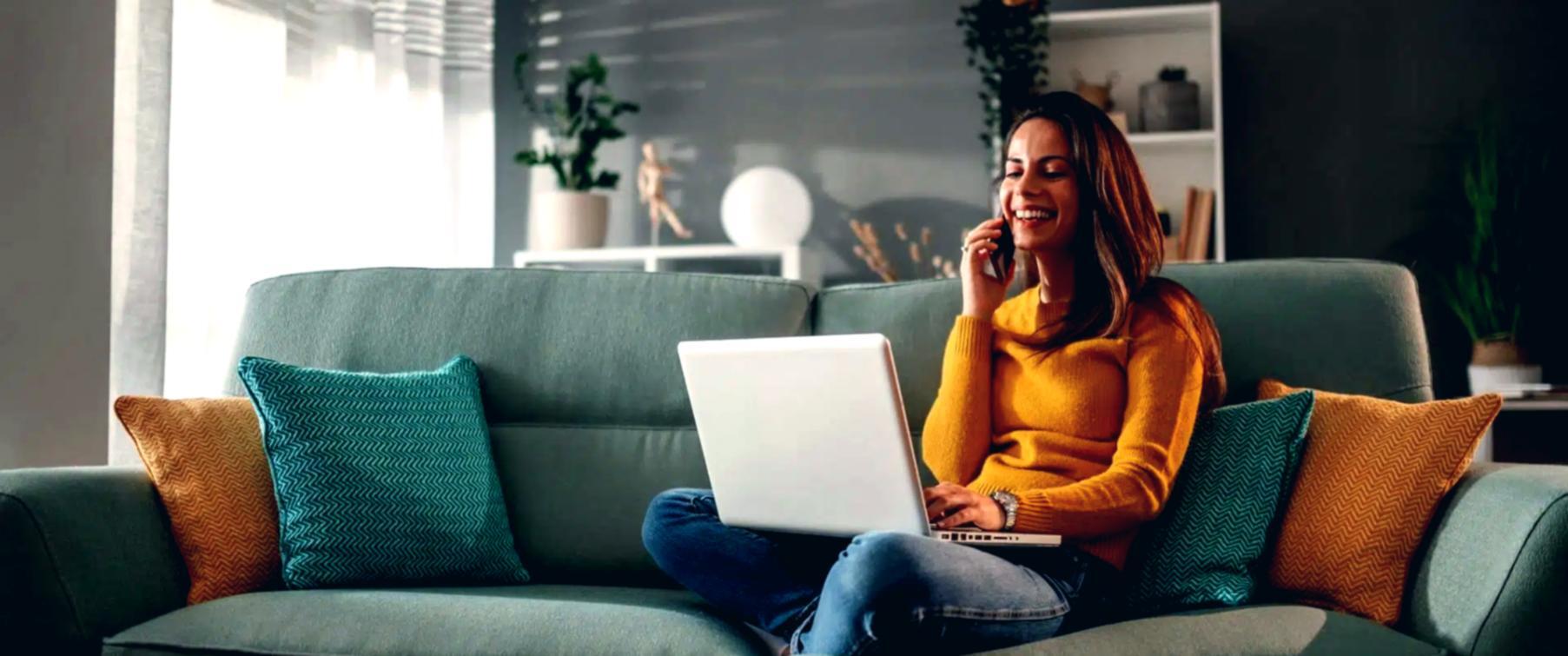 Dozenten und Teilnehmer bei der gemeinsamen Arbeit an einem Projekt