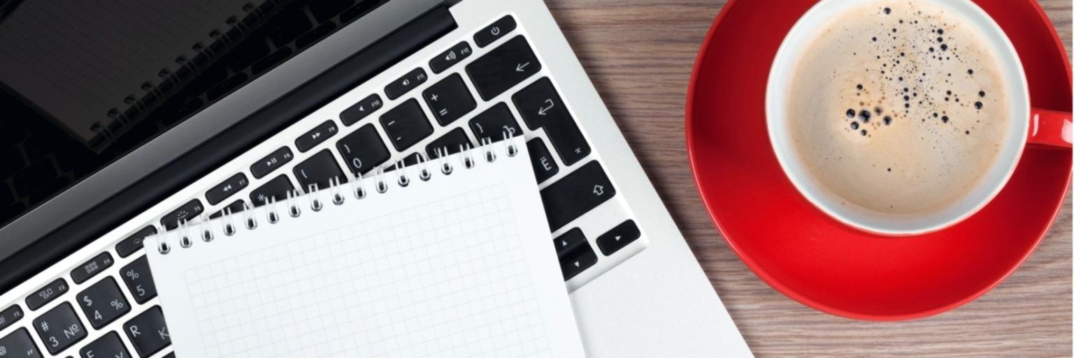 Digitale Lernplattform auf verschiedenen Geräten mit Studienmaterialien und Fortschrittsanzeige