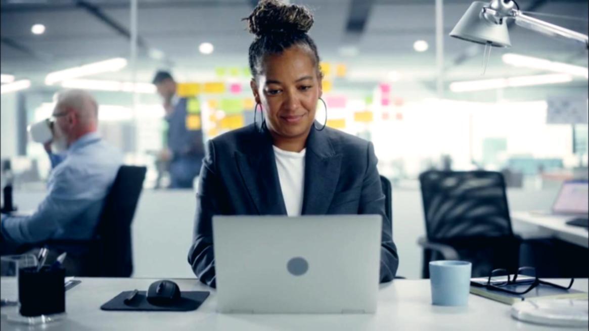 Lernteilnehmer beim gemeinsamen Austausch und Erarbeiten neuer Perspektiven